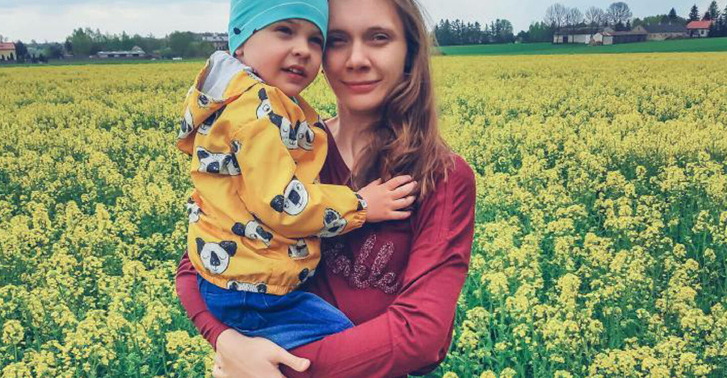 Kobieta z maluszkiem na spacerze