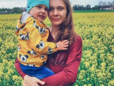 Kobieta z maluszkiem na spacerze