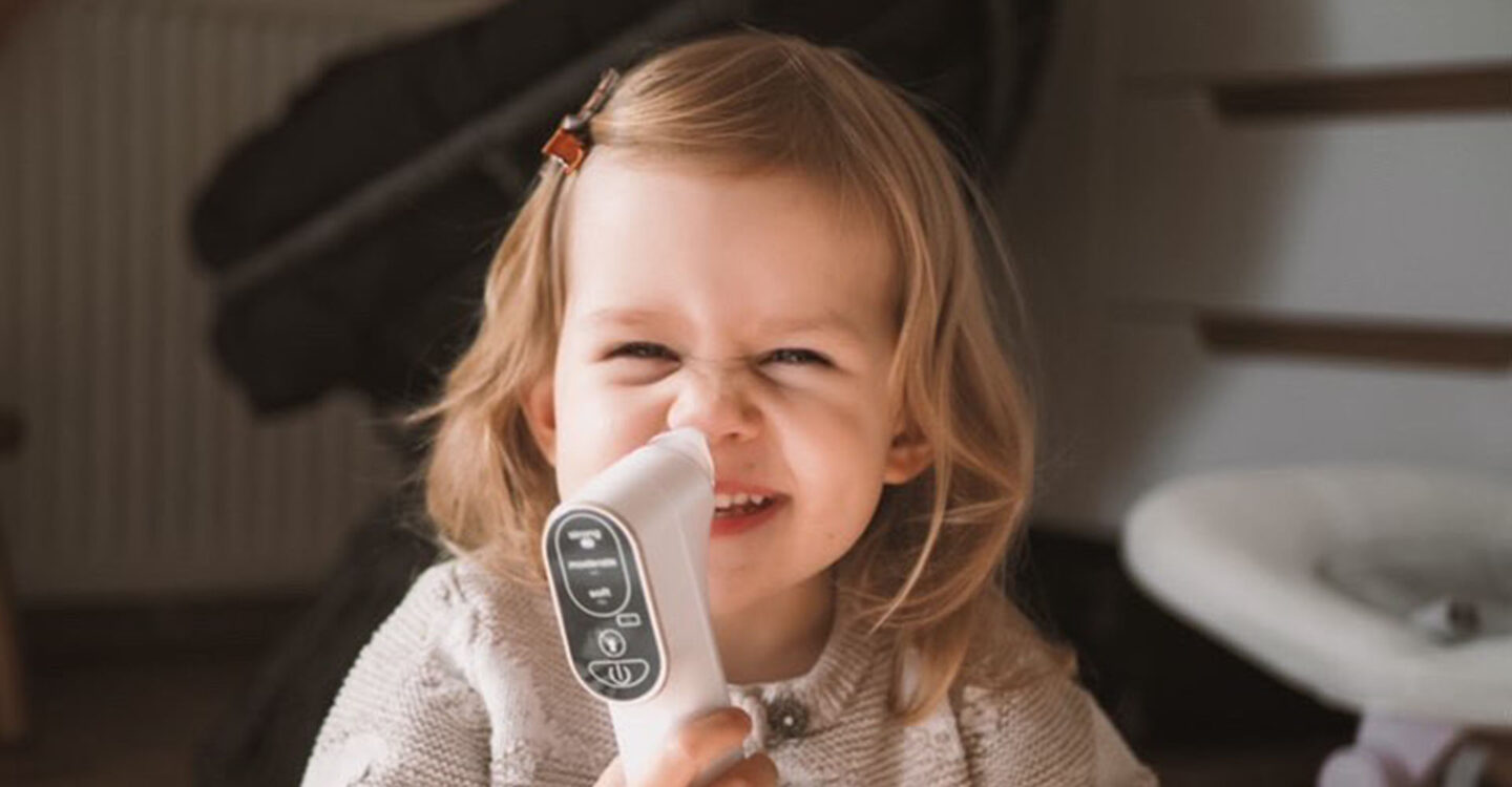 Dziewczynka z aspiratorem Neno Sinus