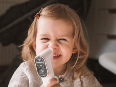 Dziewczynka z aspiratorem Neno Sinus