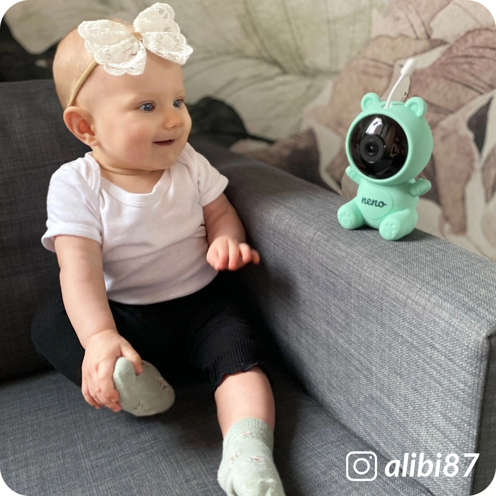 uśmiechnięte dziecko i niania elektroniczna Neno Lui dziecko obserwowane przez Neno Lui