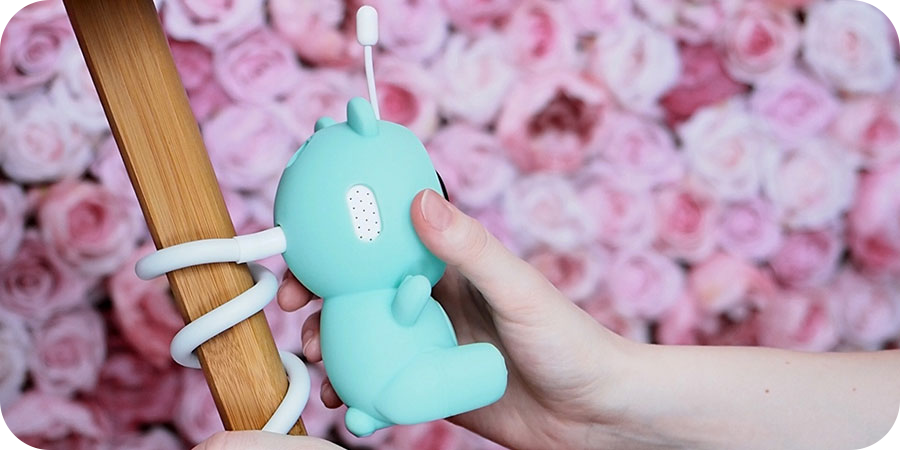 Neno Lui na tle róż elastyczny uchwyt Neno Lui