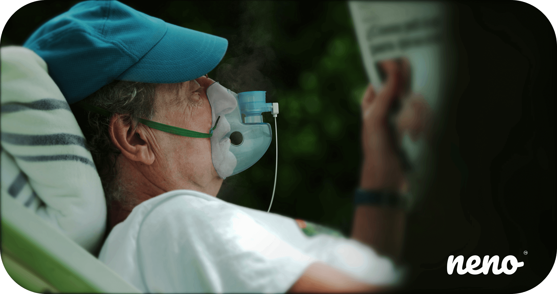 straszy mężczyzna czyta gazetę i się inhaluje leżąć neno bene