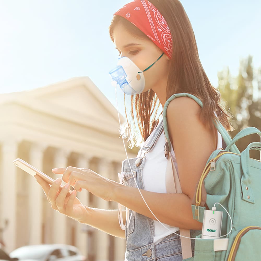 dziewczynka się inhaluje na dworze