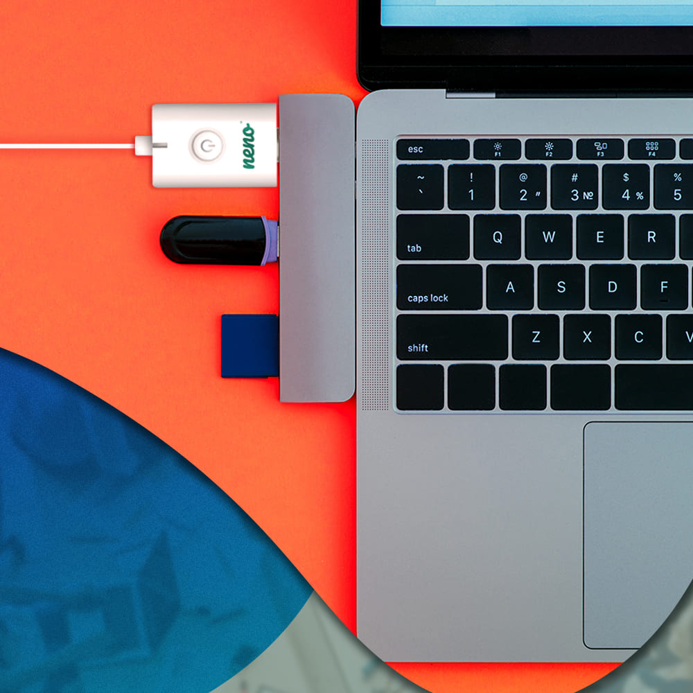 ładowanie neno bene przy laptopie