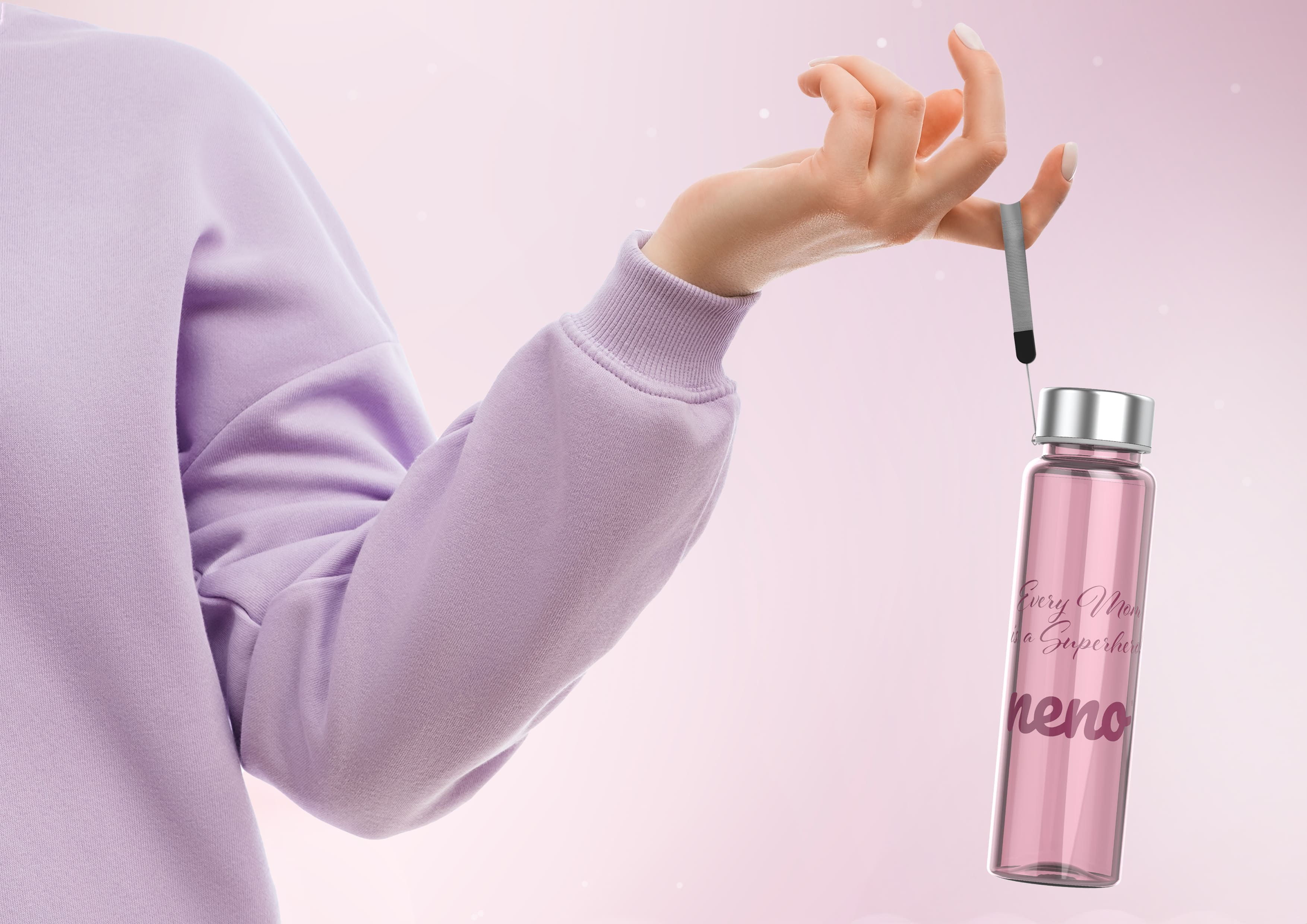 kobieta trzyma bidon za pomoca uchwytu