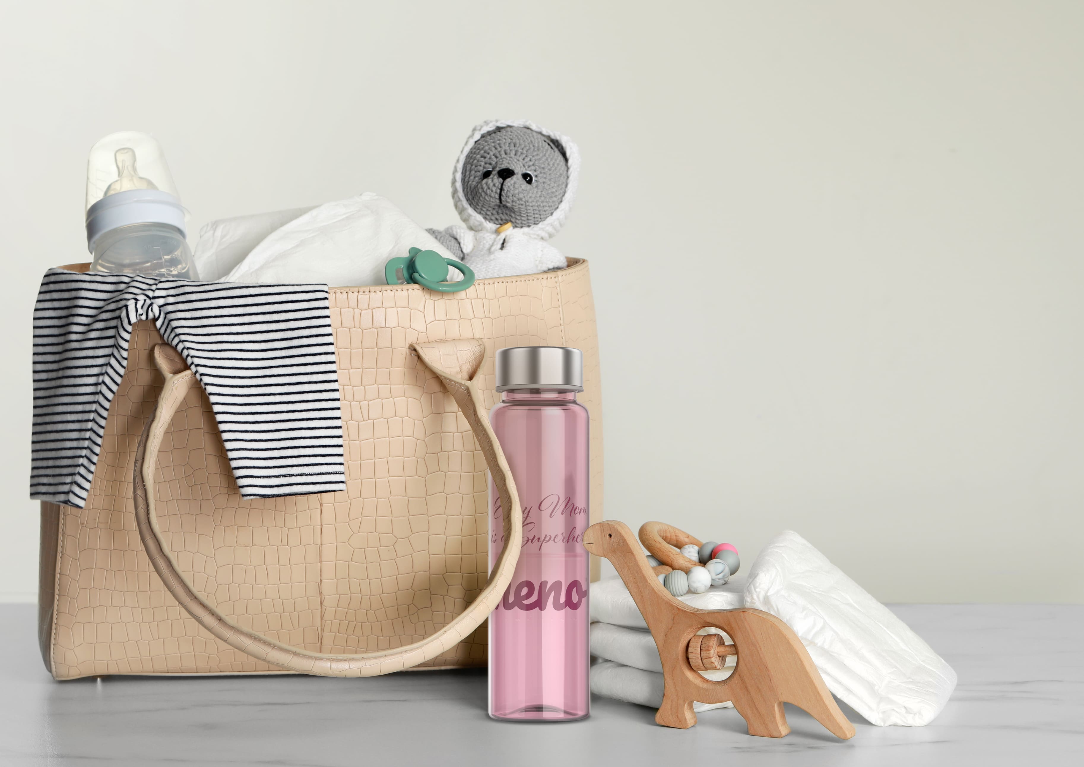 kobieca torebka i obok pieluszki dla dzieci i zabawki