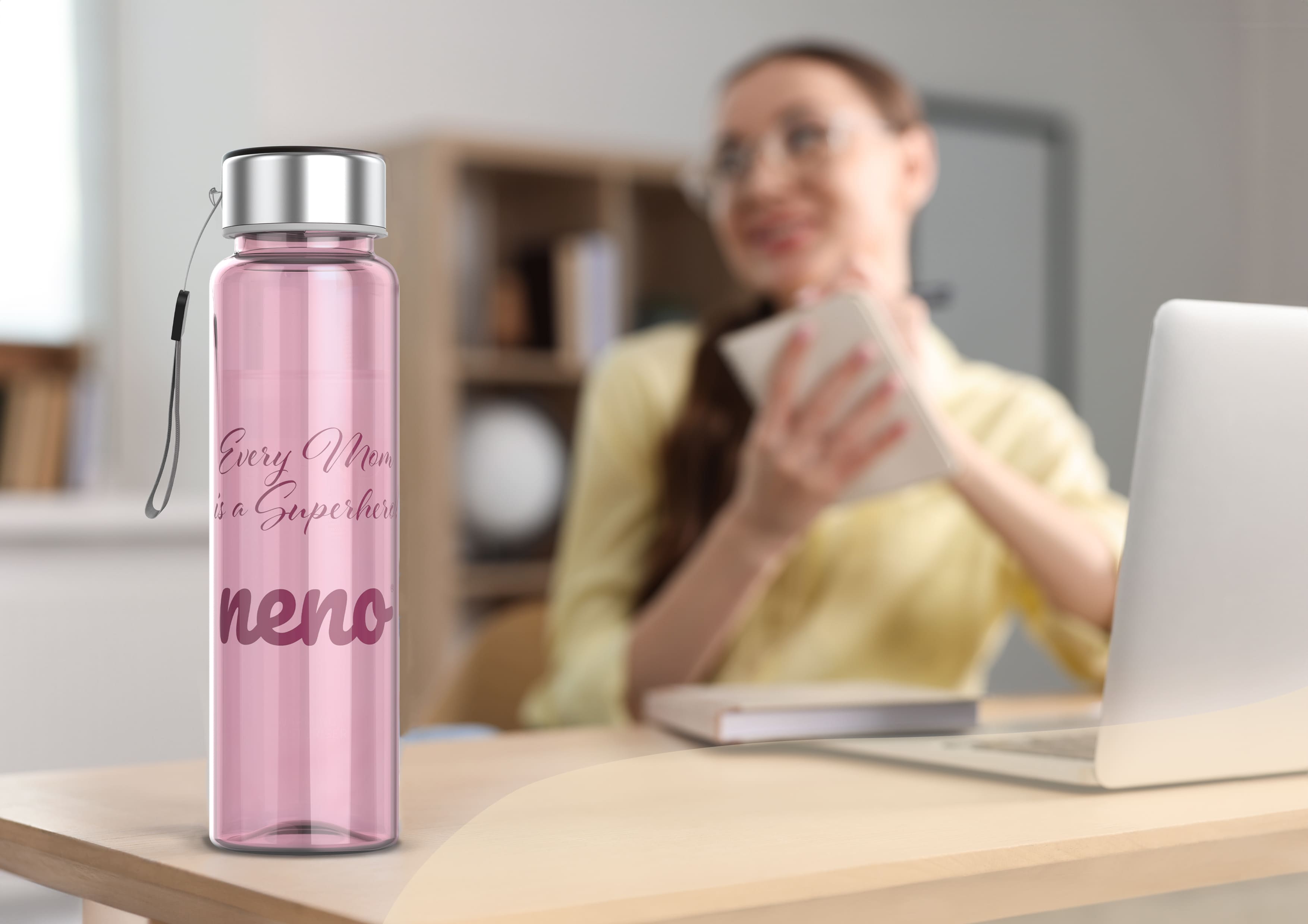 kobieta w pracy i obok bidon