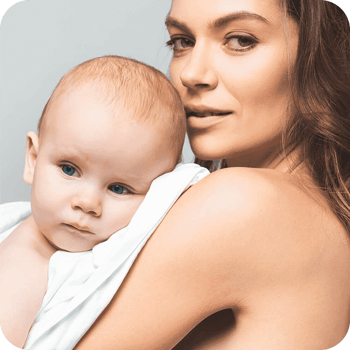 kobieta tuląca niemowlaka