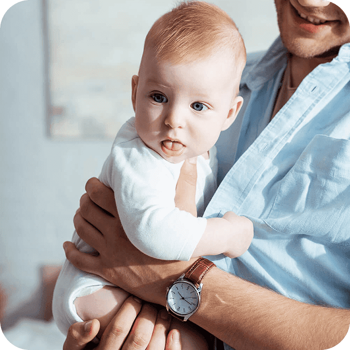 ojciec trzyma na rękach niemowlaka