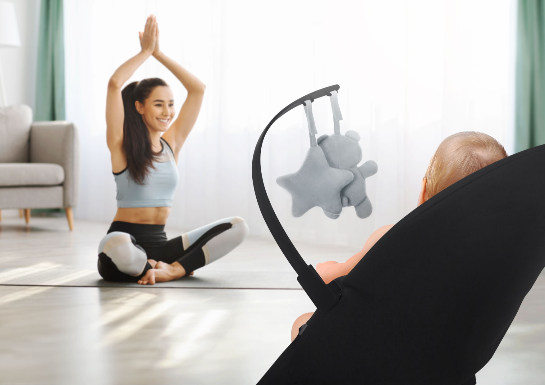 kobieta ćwicząca jogę i w tle maluch