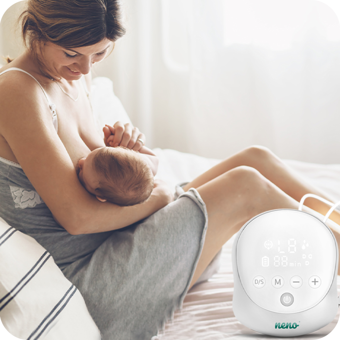 kobieta karmiąca maluszka