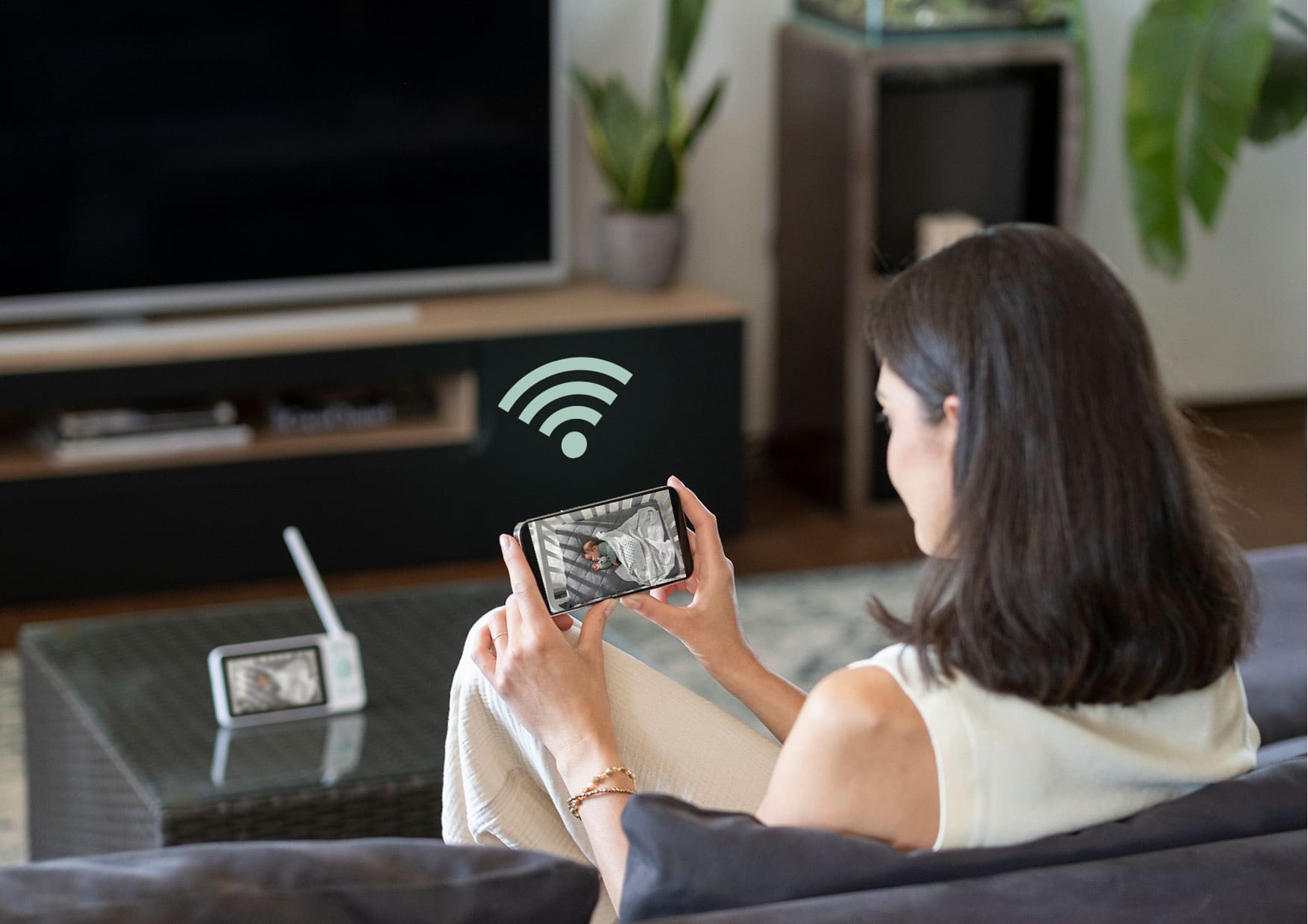 dziecko bawiące sie w pokoju i w tle Neno Ivo