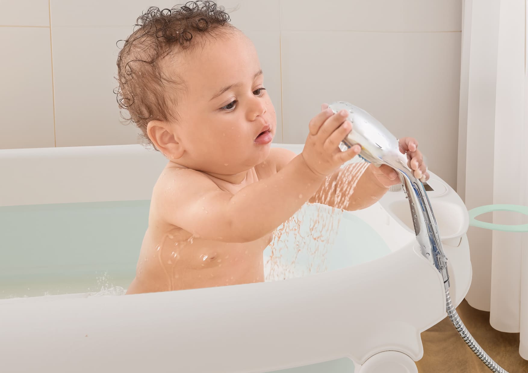 rodzina czyszcząca Neno Mondo