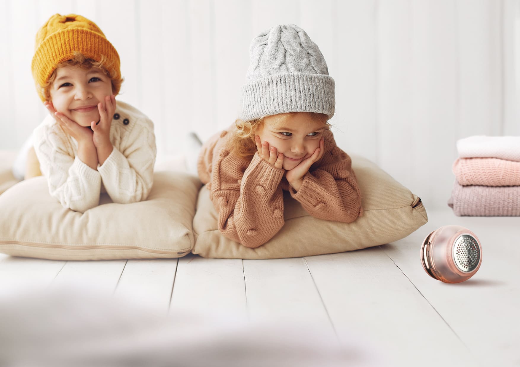 dwoje maluchów na poduszkach w pokoju