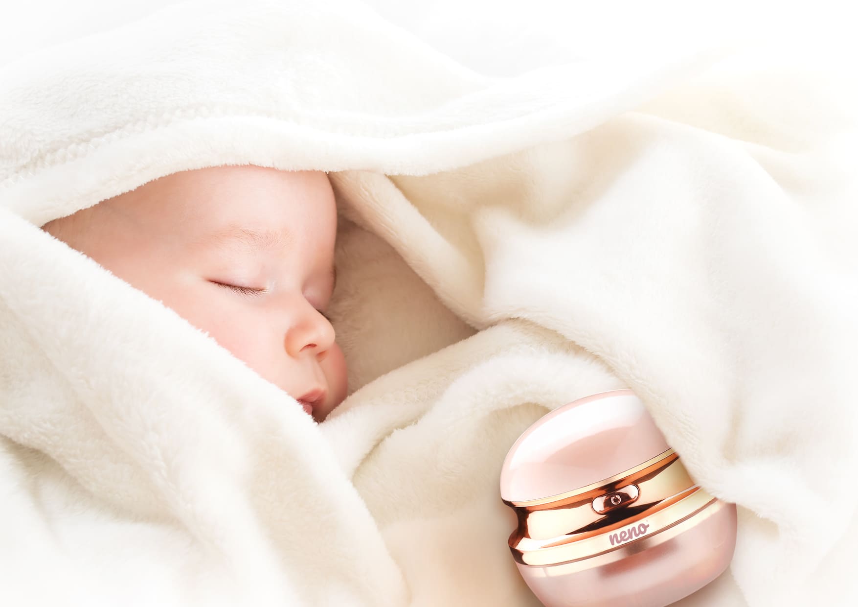 niemowlę w kocyku i obok golarka do ubarań