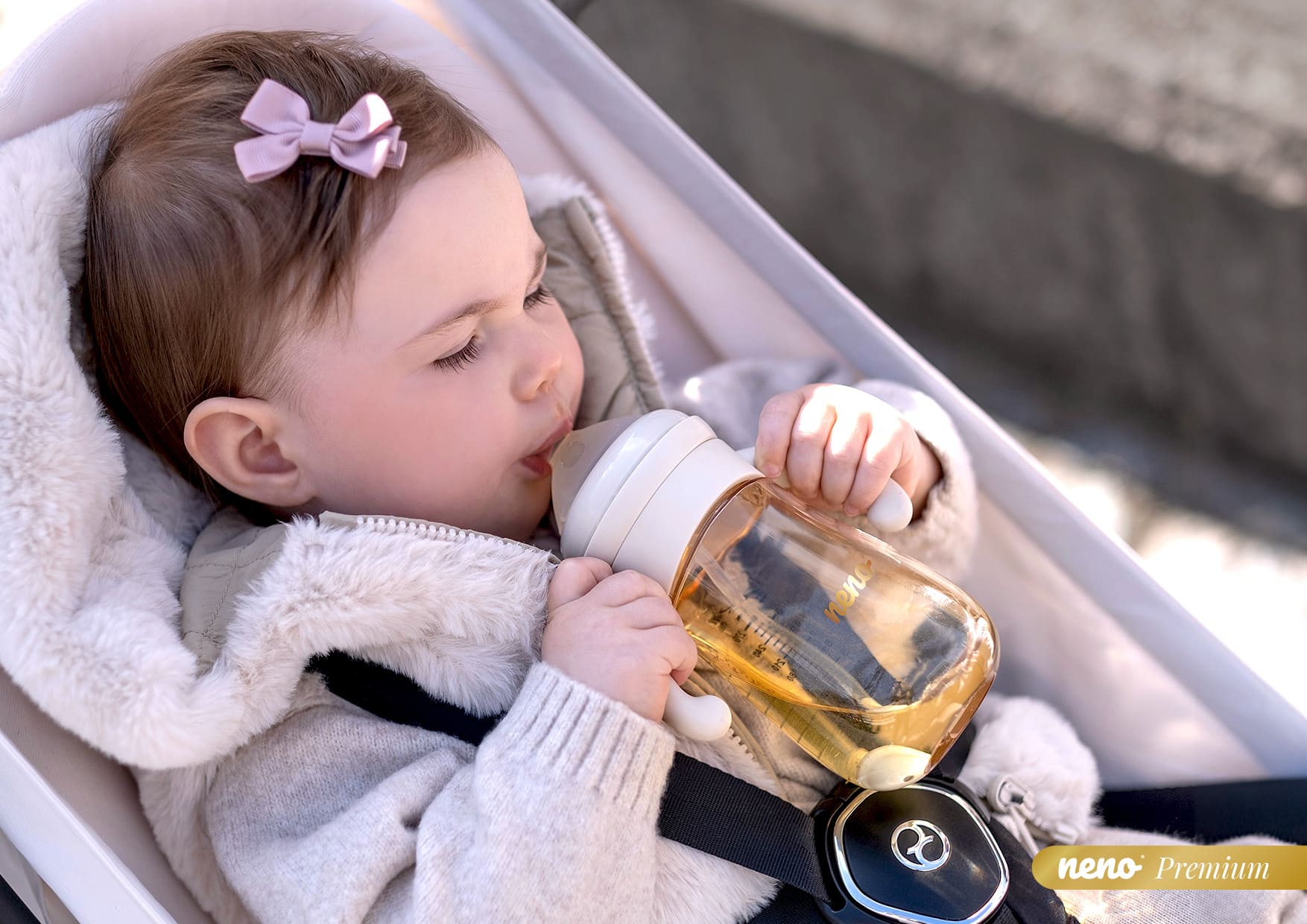 dziewczynka pijąca z Neno Mio