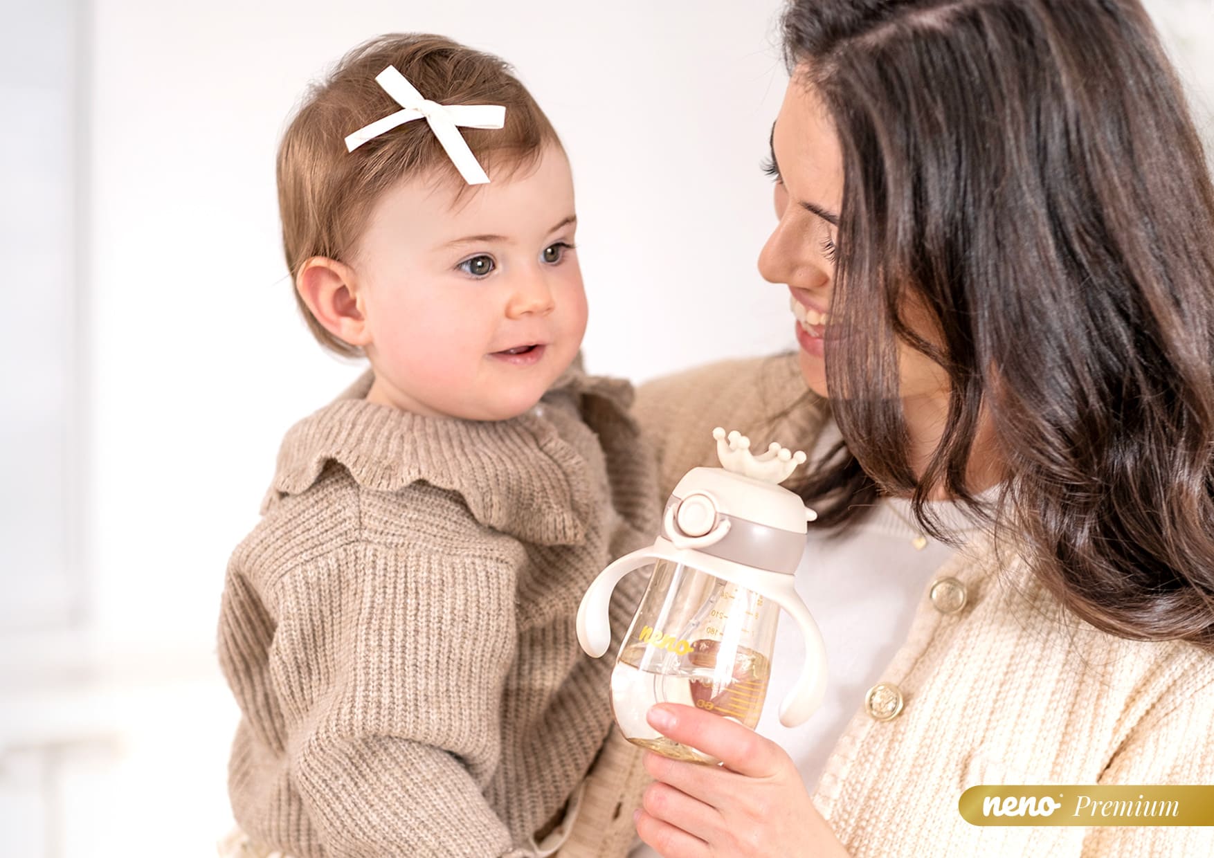 kobieta z dzieckiem bawiace się bidonem