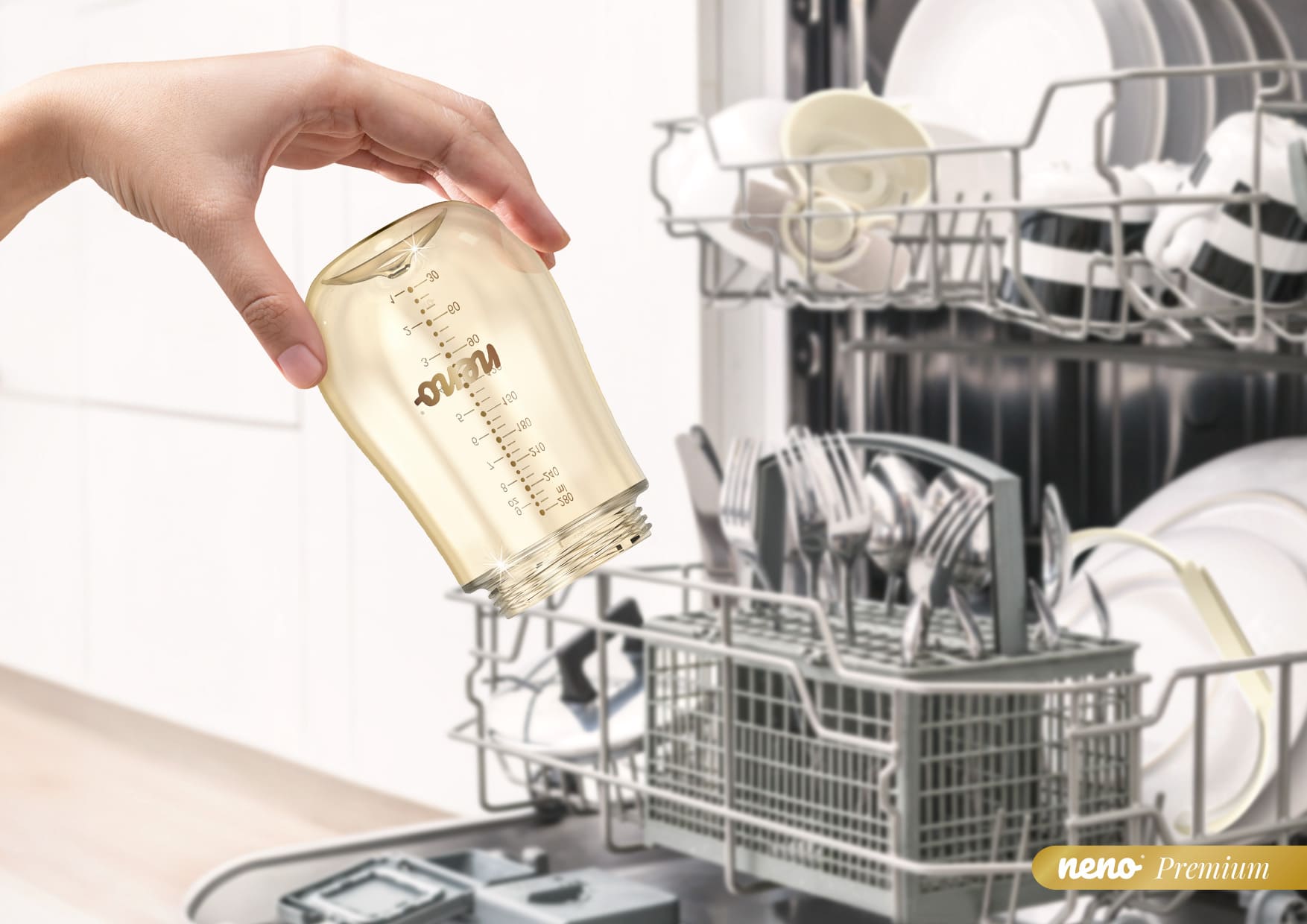 ręka wkładająca bidon do zmywarki