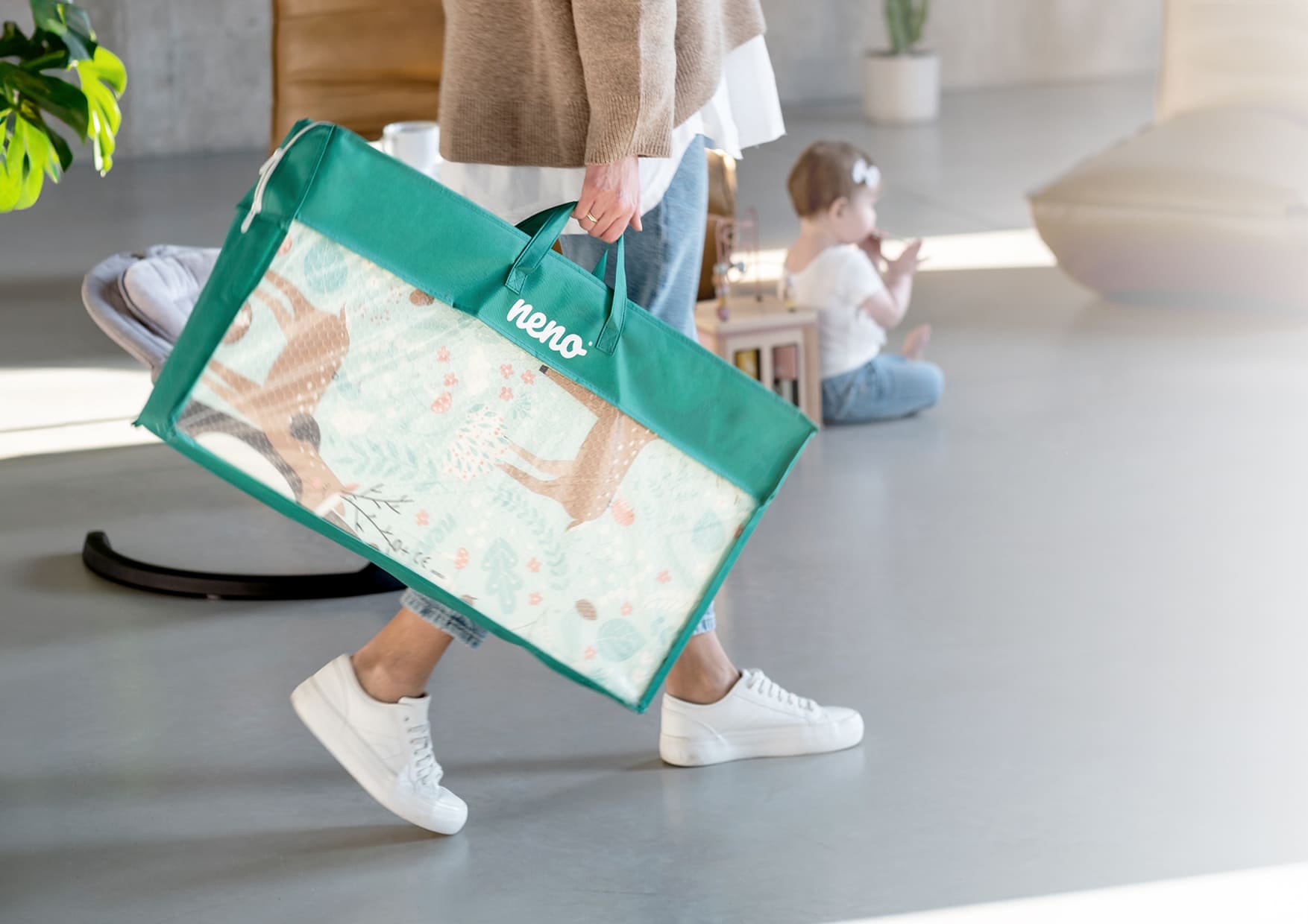 kobieta niosąca torbę z Neno Mondo