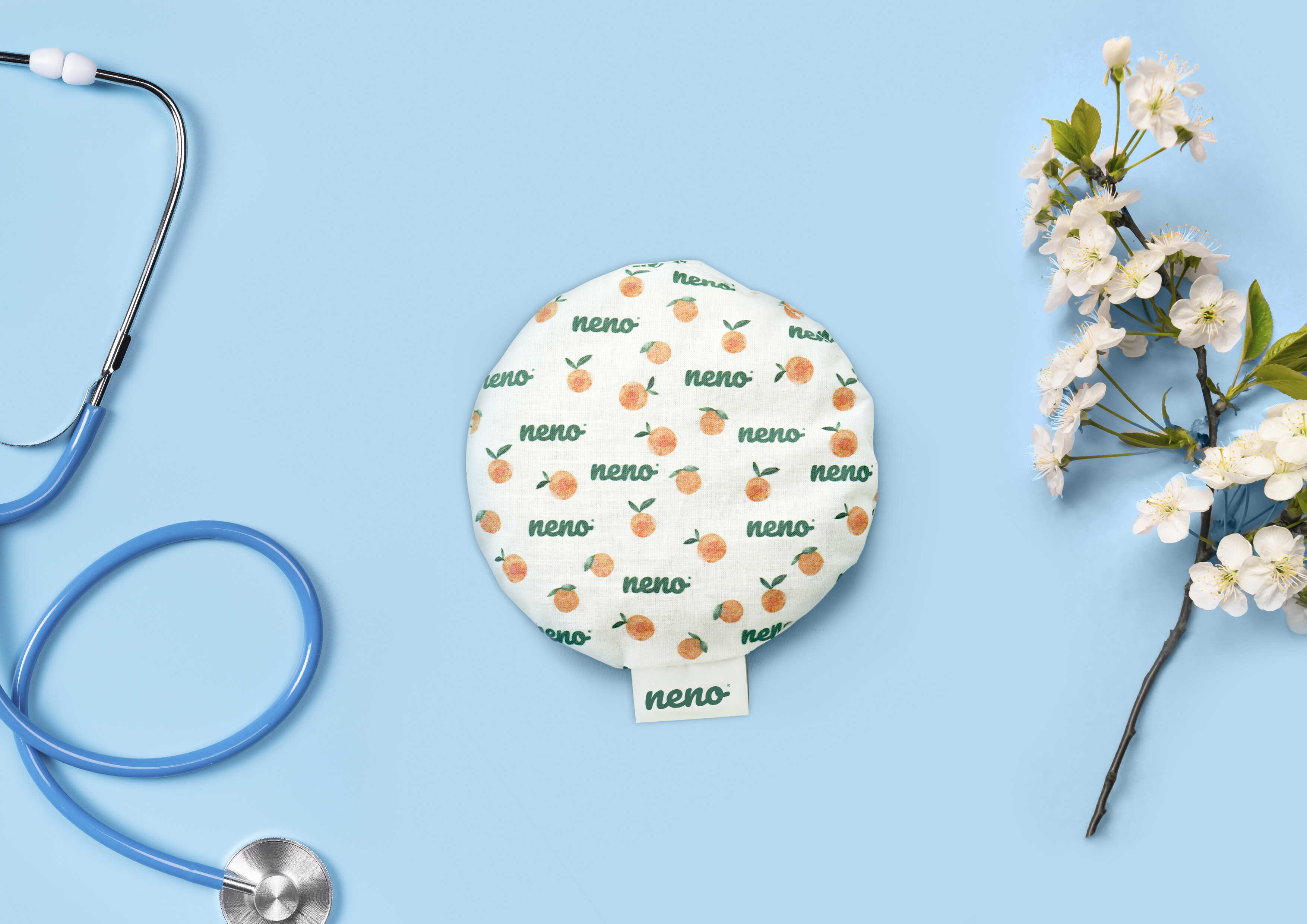 termofor i w tle słuchawki lekarza, gałązka wiśni