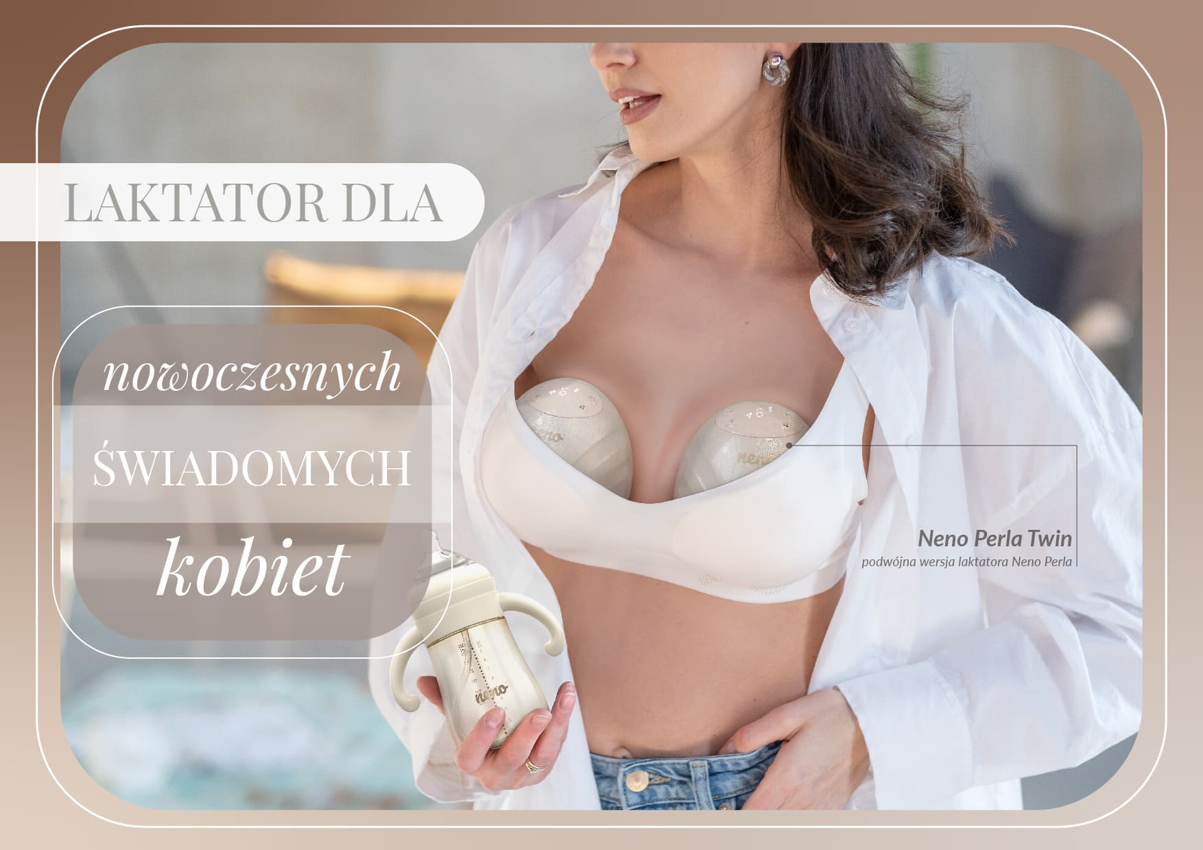 kobieta trzymająca butelkę i odciągająca mleko za pomocą laktatora