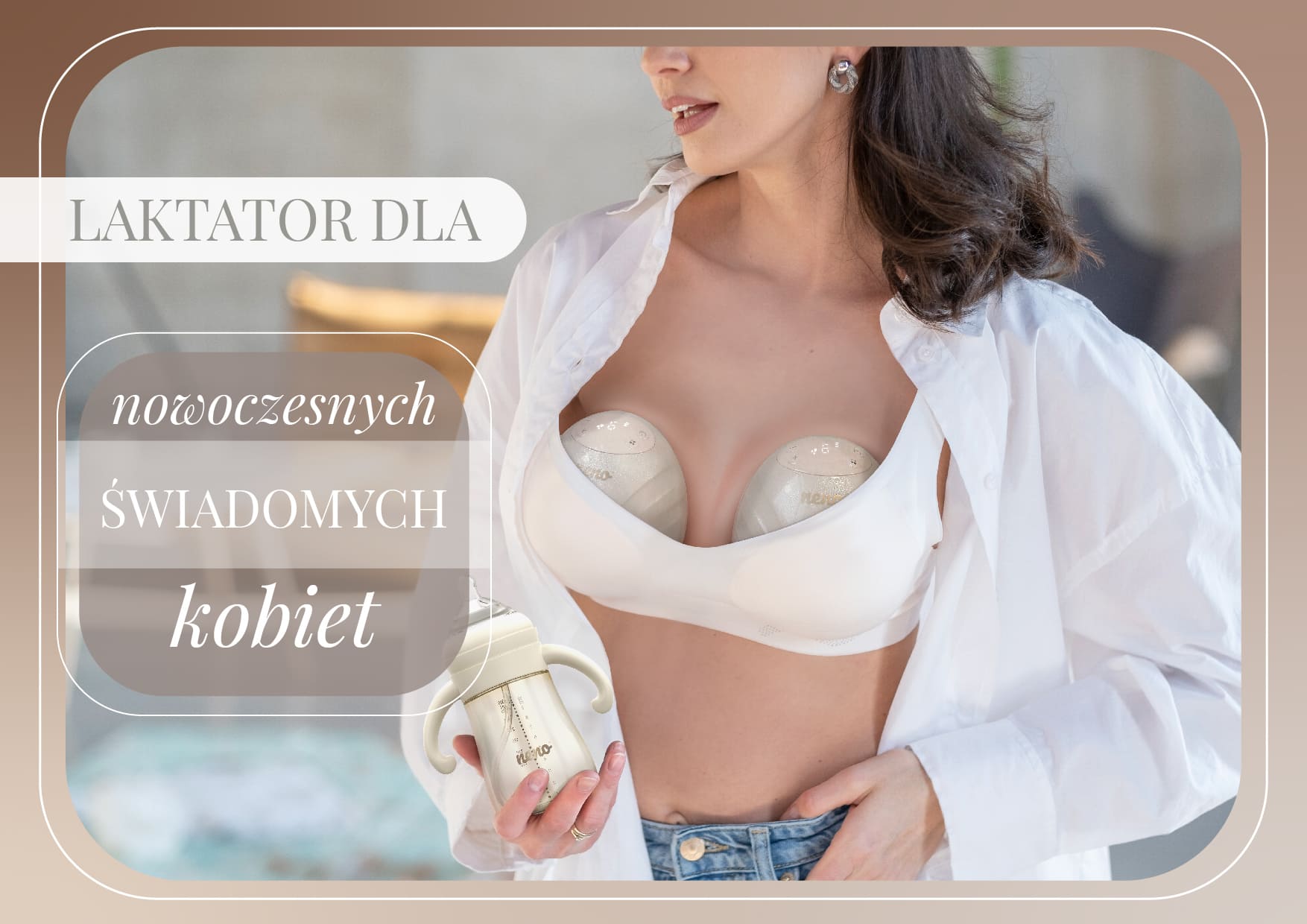 kobieta trzymająca butelkę i odciągająca mleko za pomocą laktatora