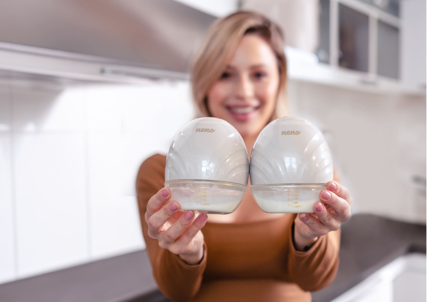 kobieta rekomendująca Neno Perla Twin