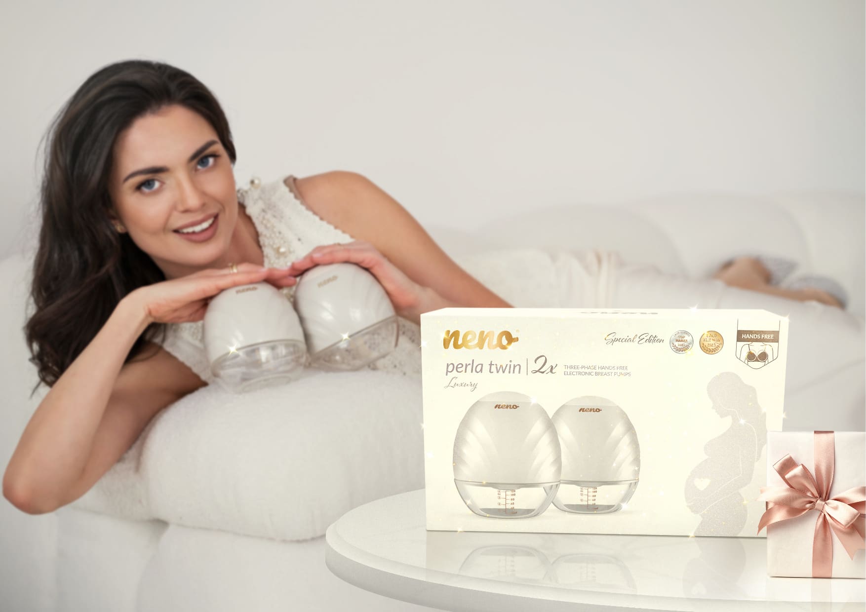 elegancka kobieta trzymająca Neno Perla Twin