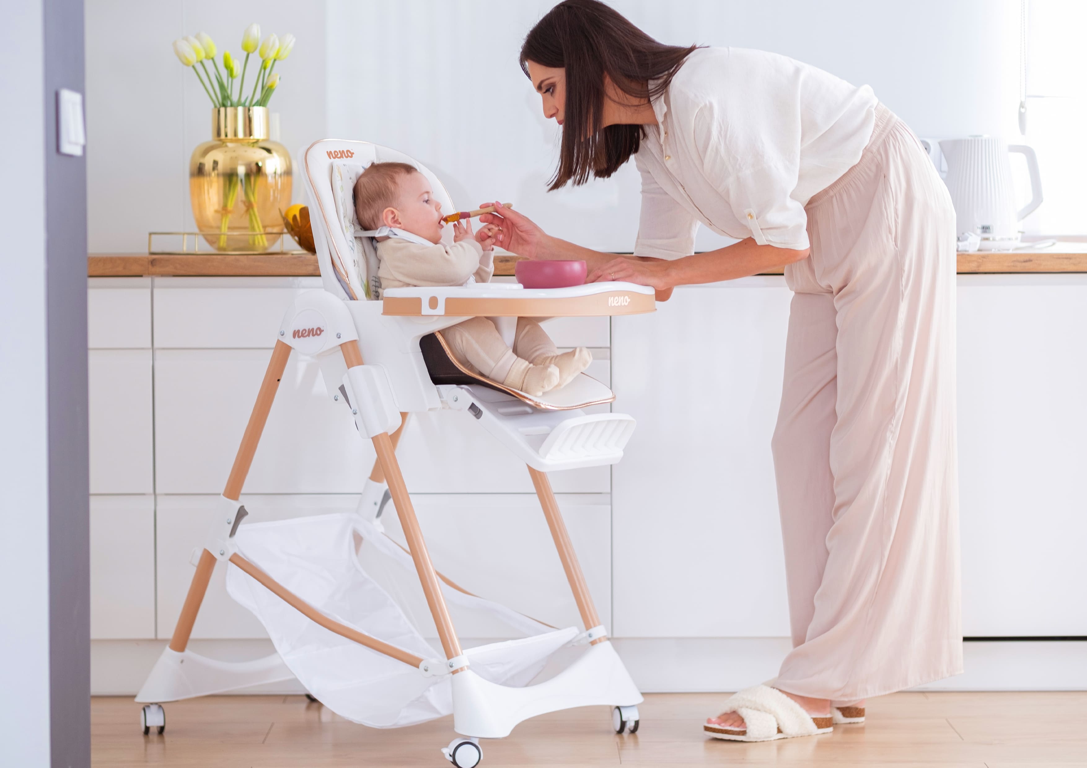 Kobieta karmi maluszka w foteliku