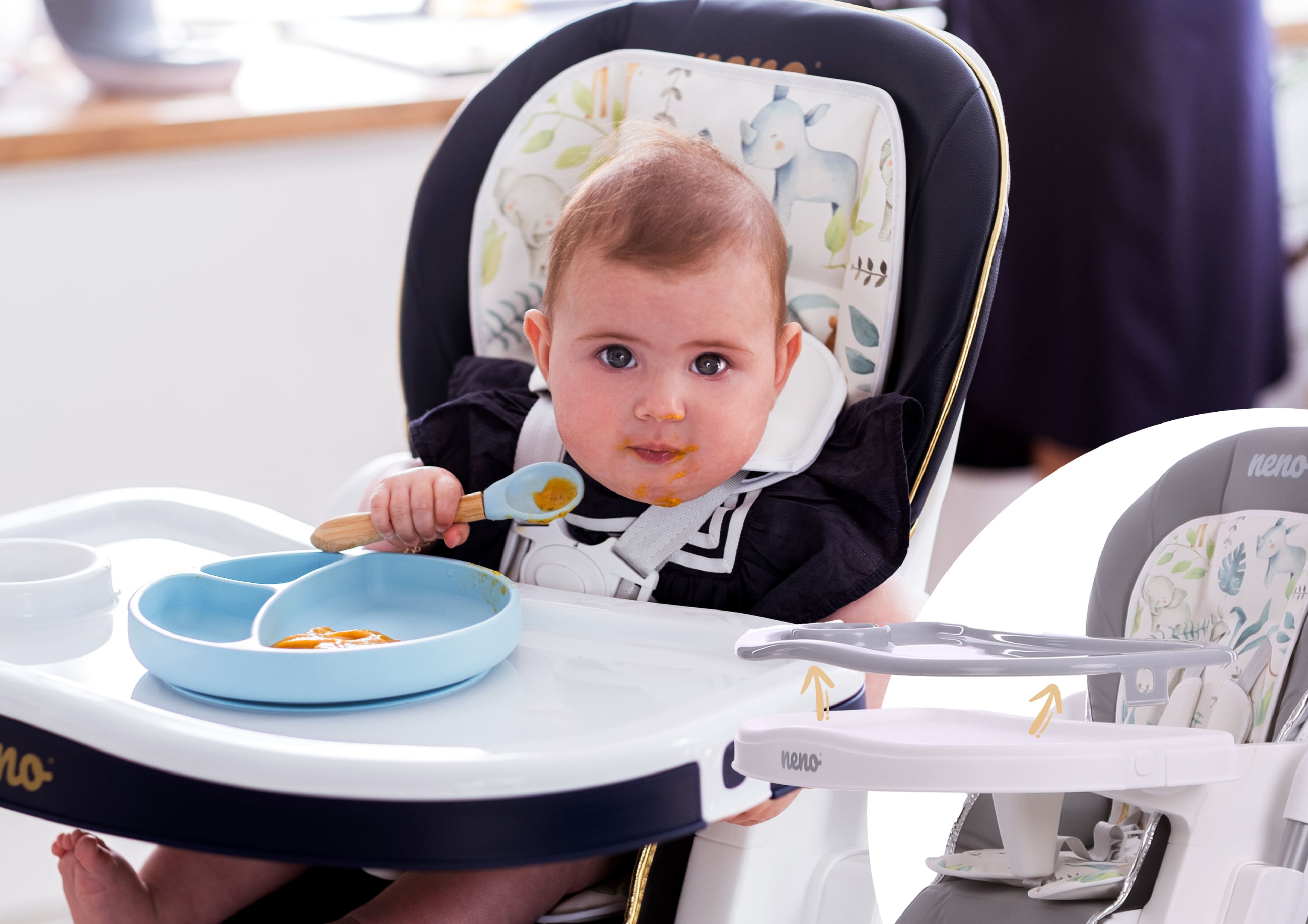 dziecko jedzące z miseczki, siedzące w foteliku granatowym Neno Sedi