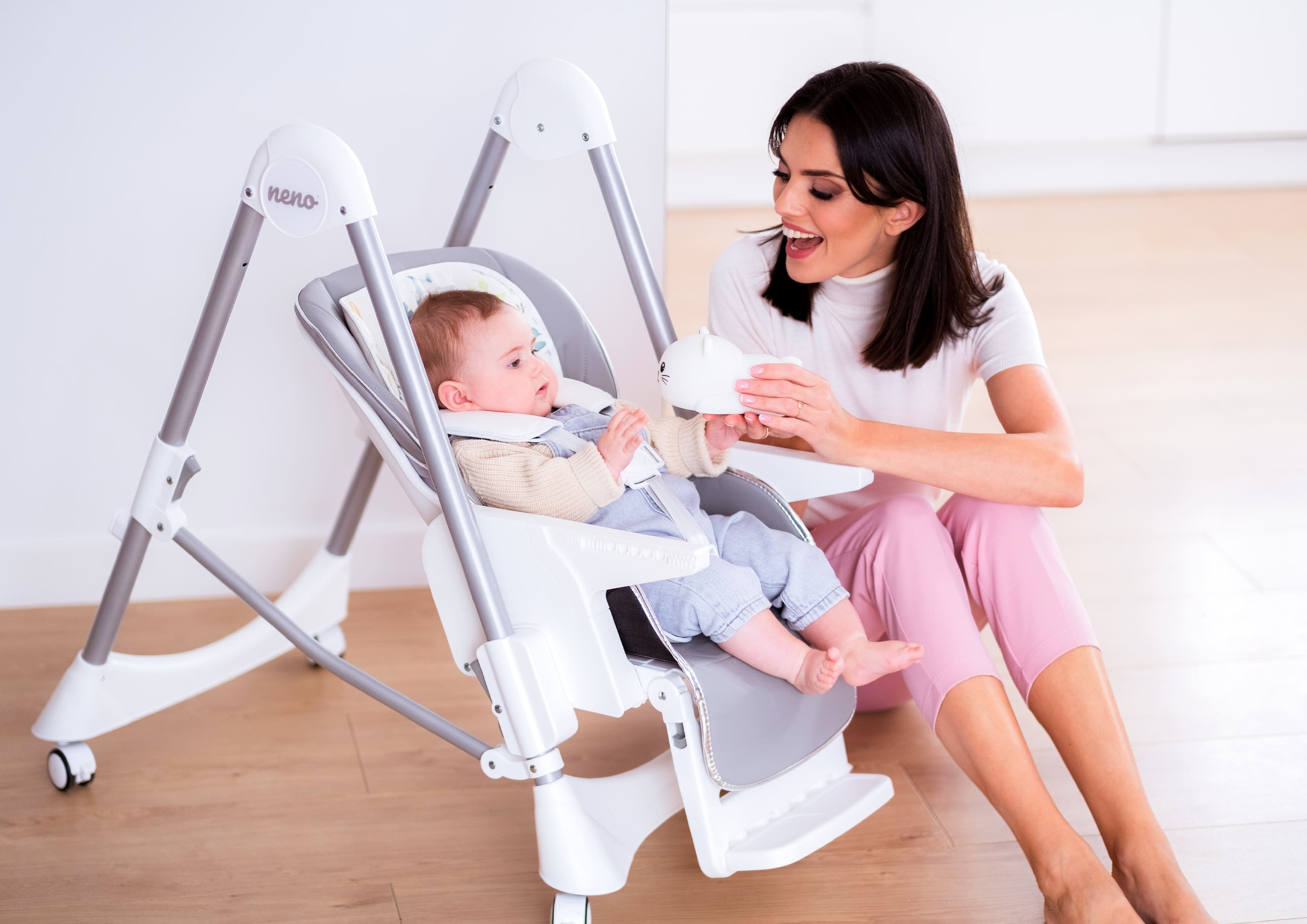 kobieta bawiąca sie z maluchem Neno Titto