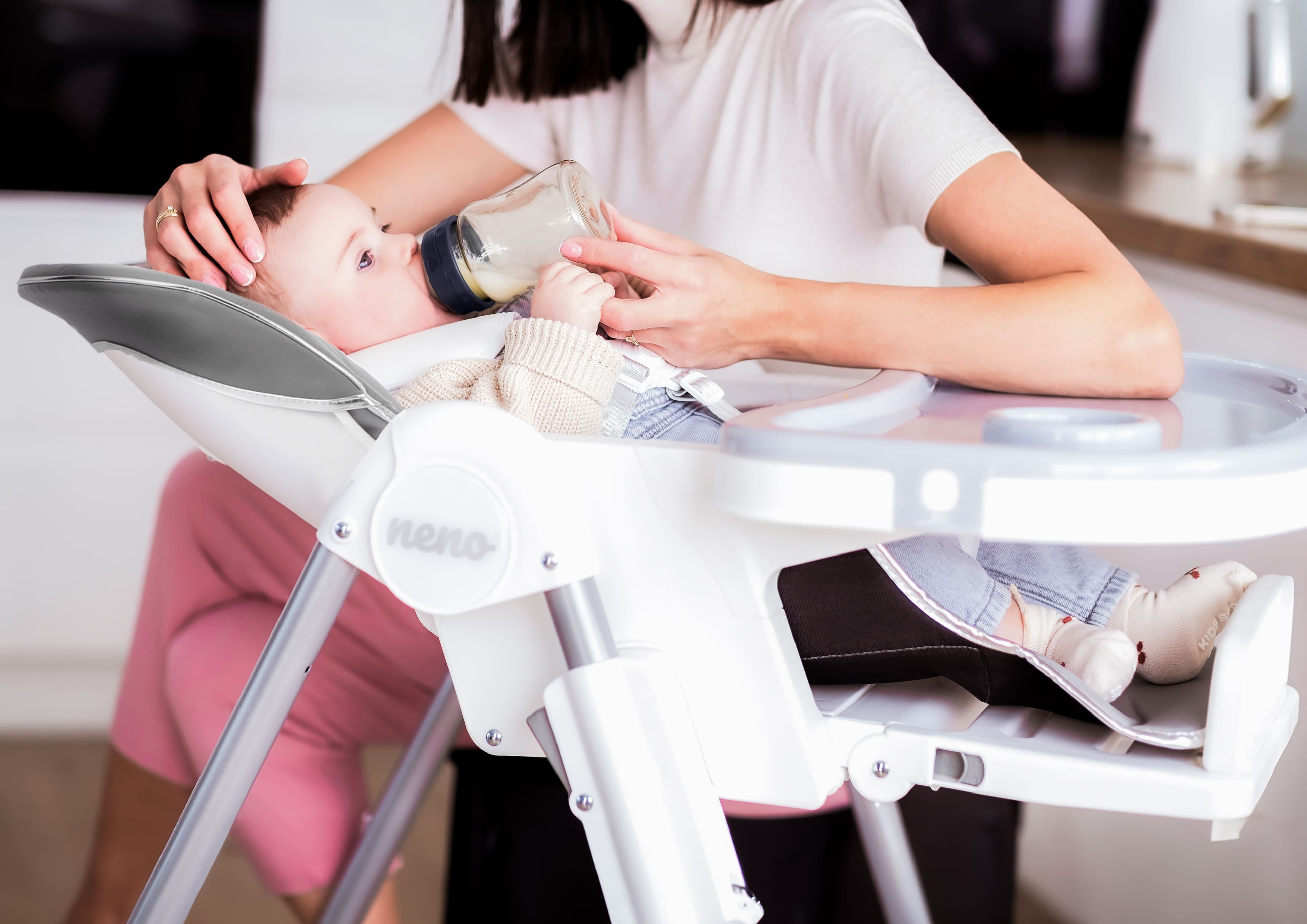 mama karmi malucha butelką Neno