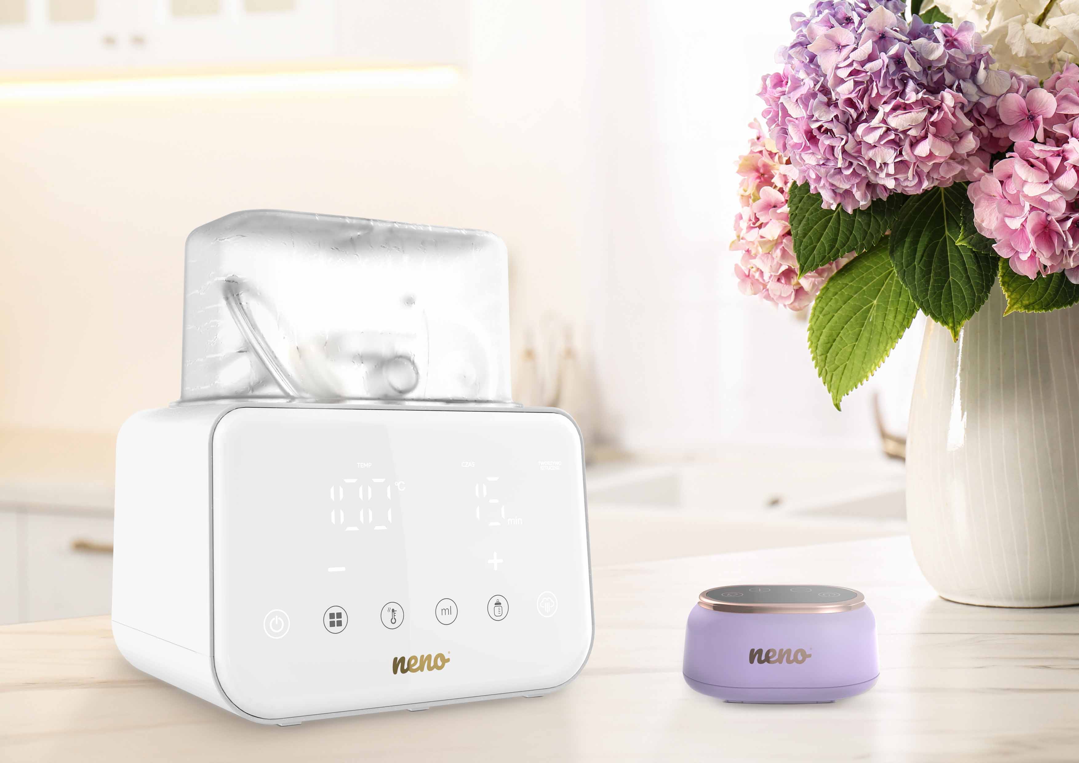 ręce przelewające mleko do butelki