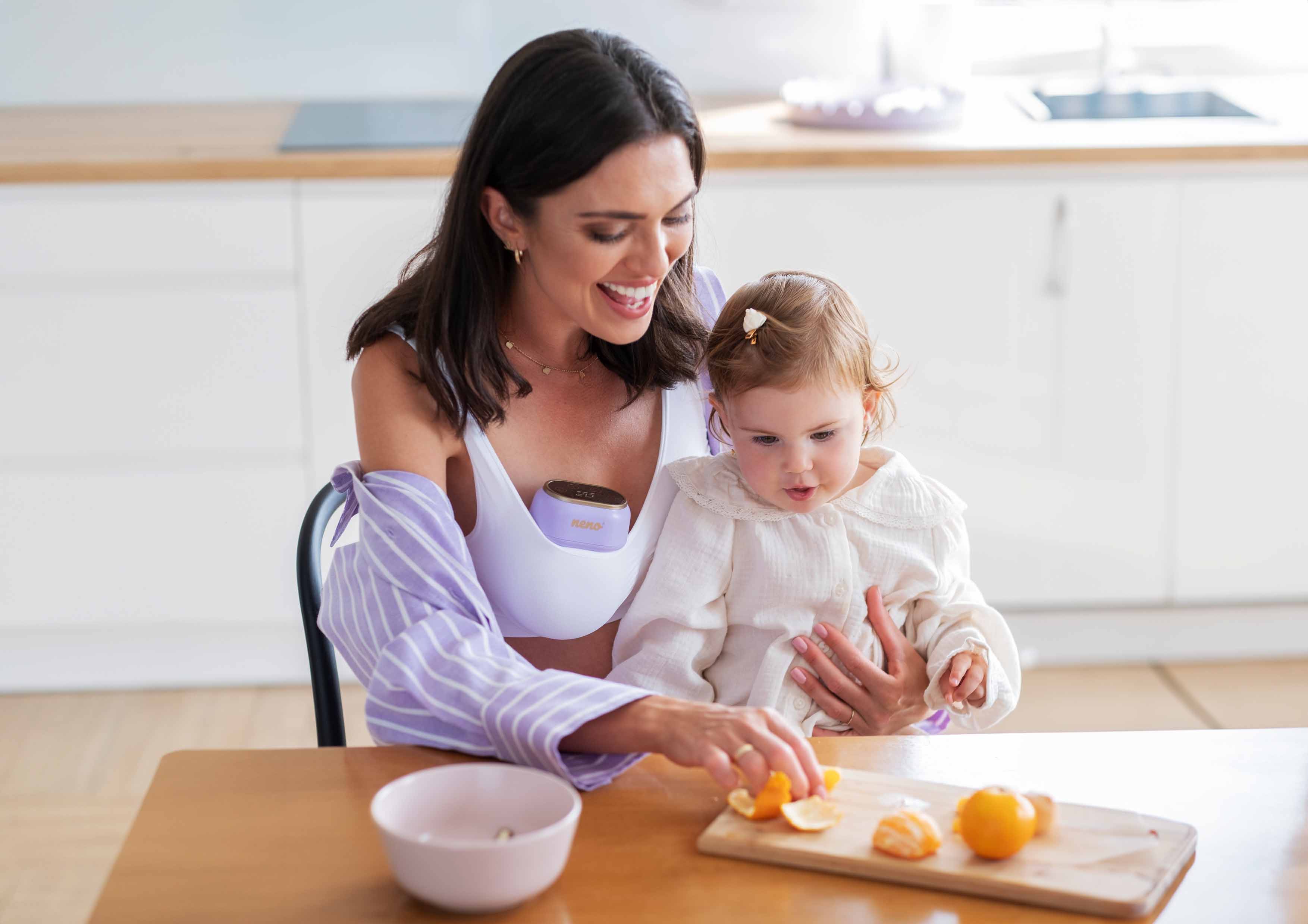 kobieta odciągająca mleko z piersi za pomocą Neno Sole