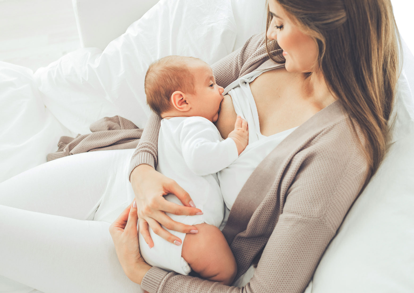 kobieta w outficie sportowym i wkładki laktacyjne