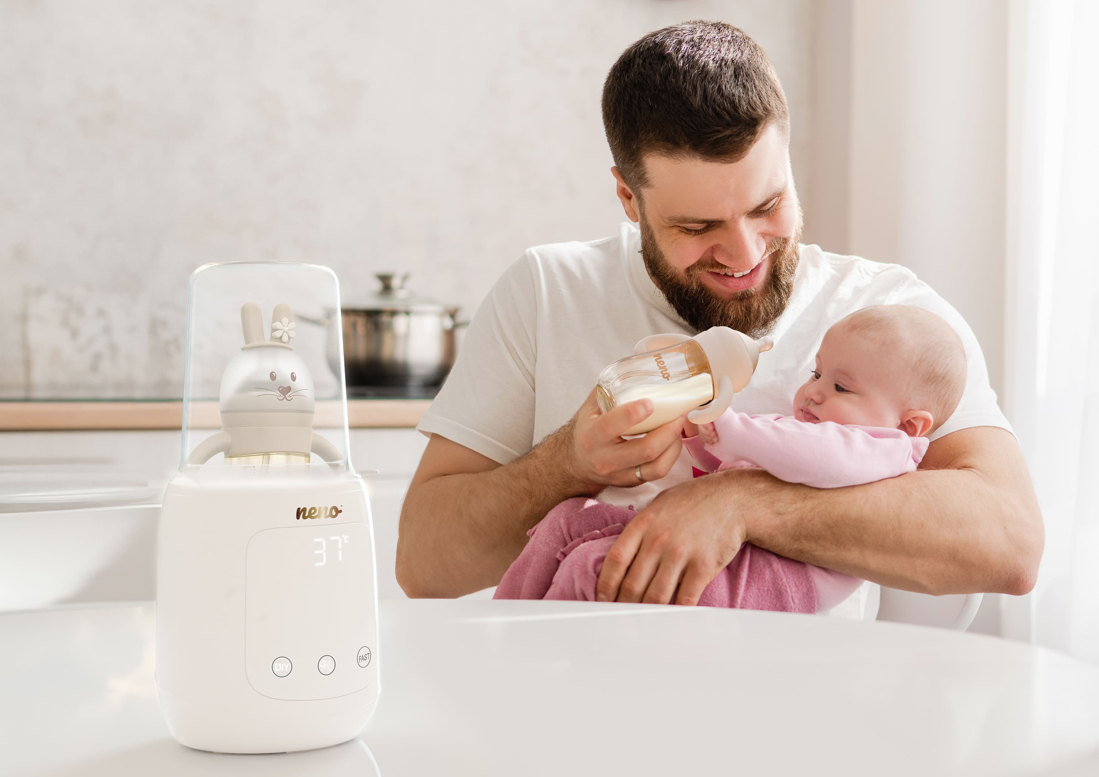 ojciec karmiący malucha w tle Neno Tocco