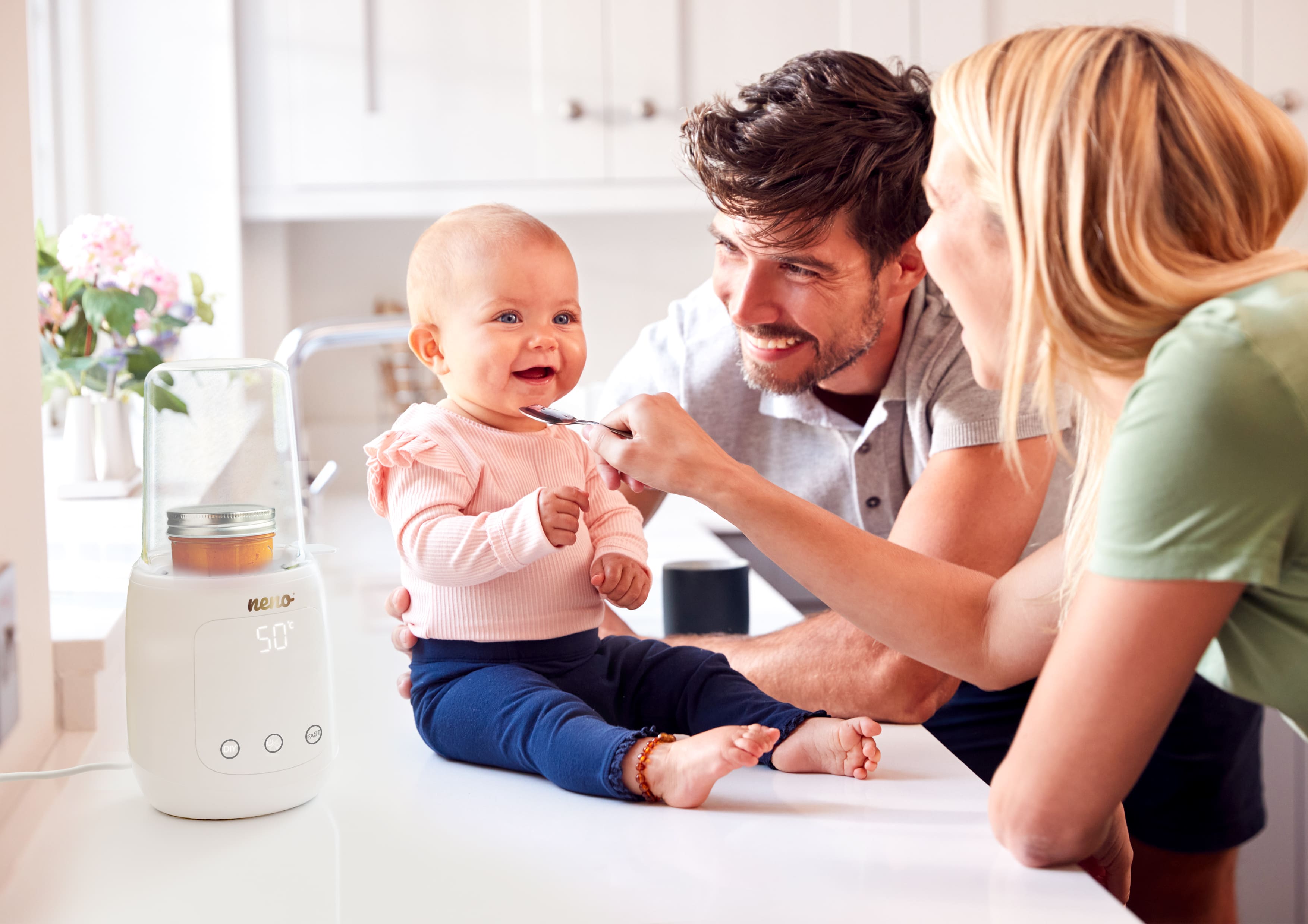 rodzice karmiący maluszka