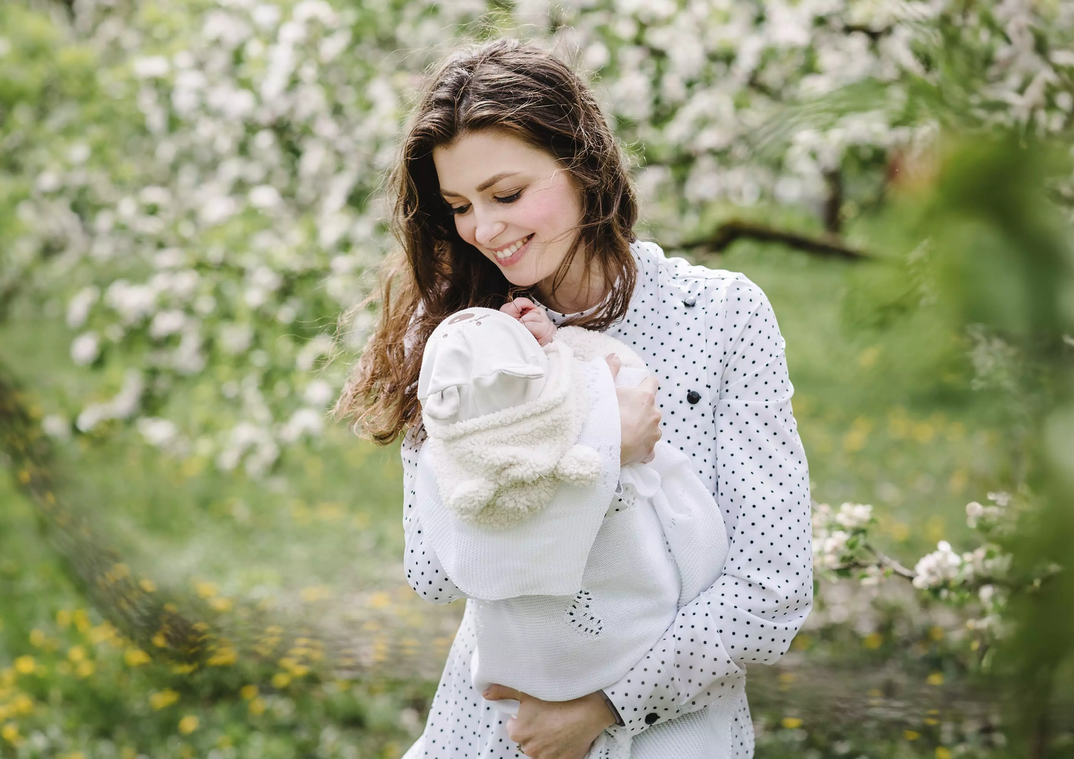 kobieta tuląca malucha