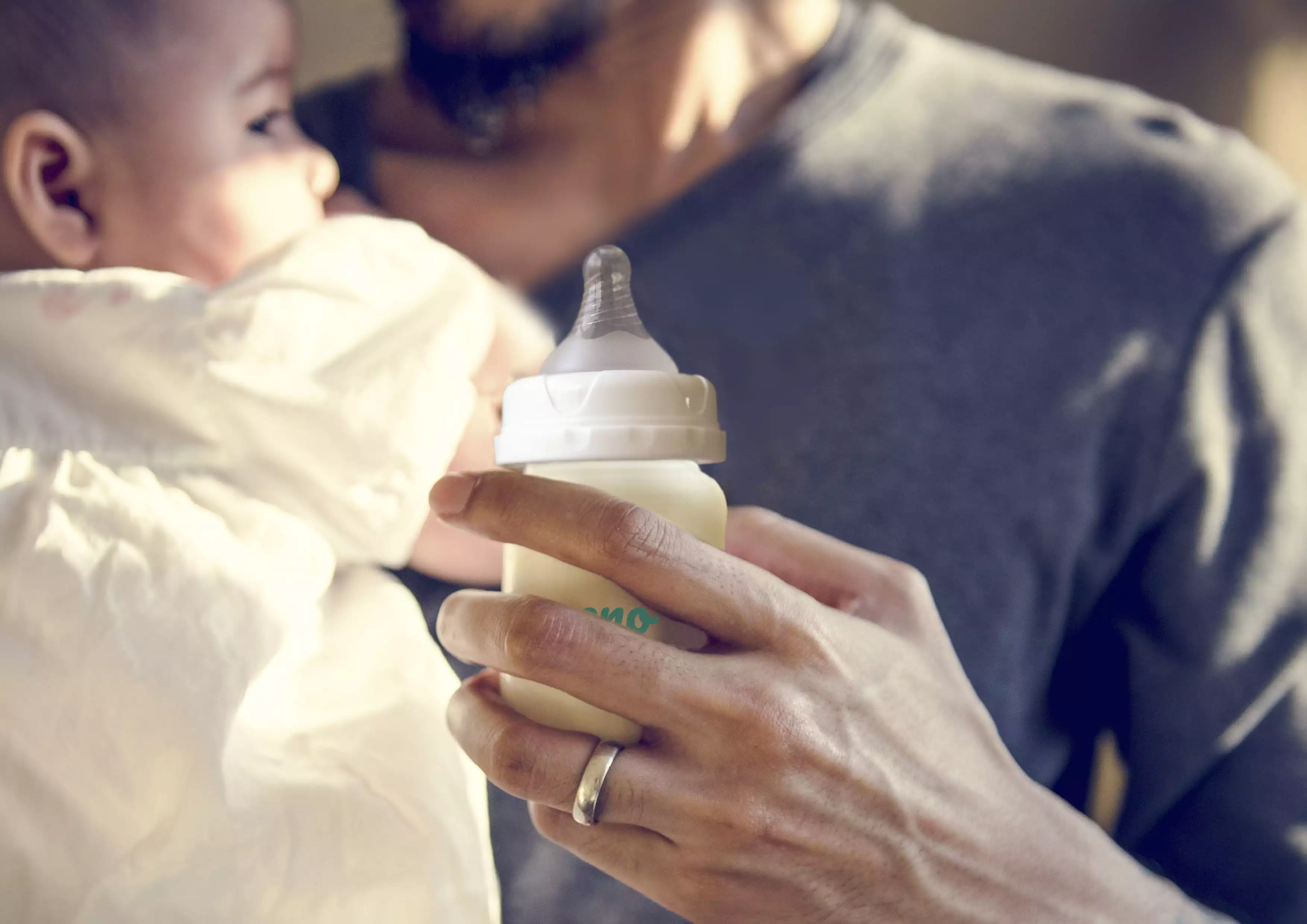 ojciec karmiący malucha