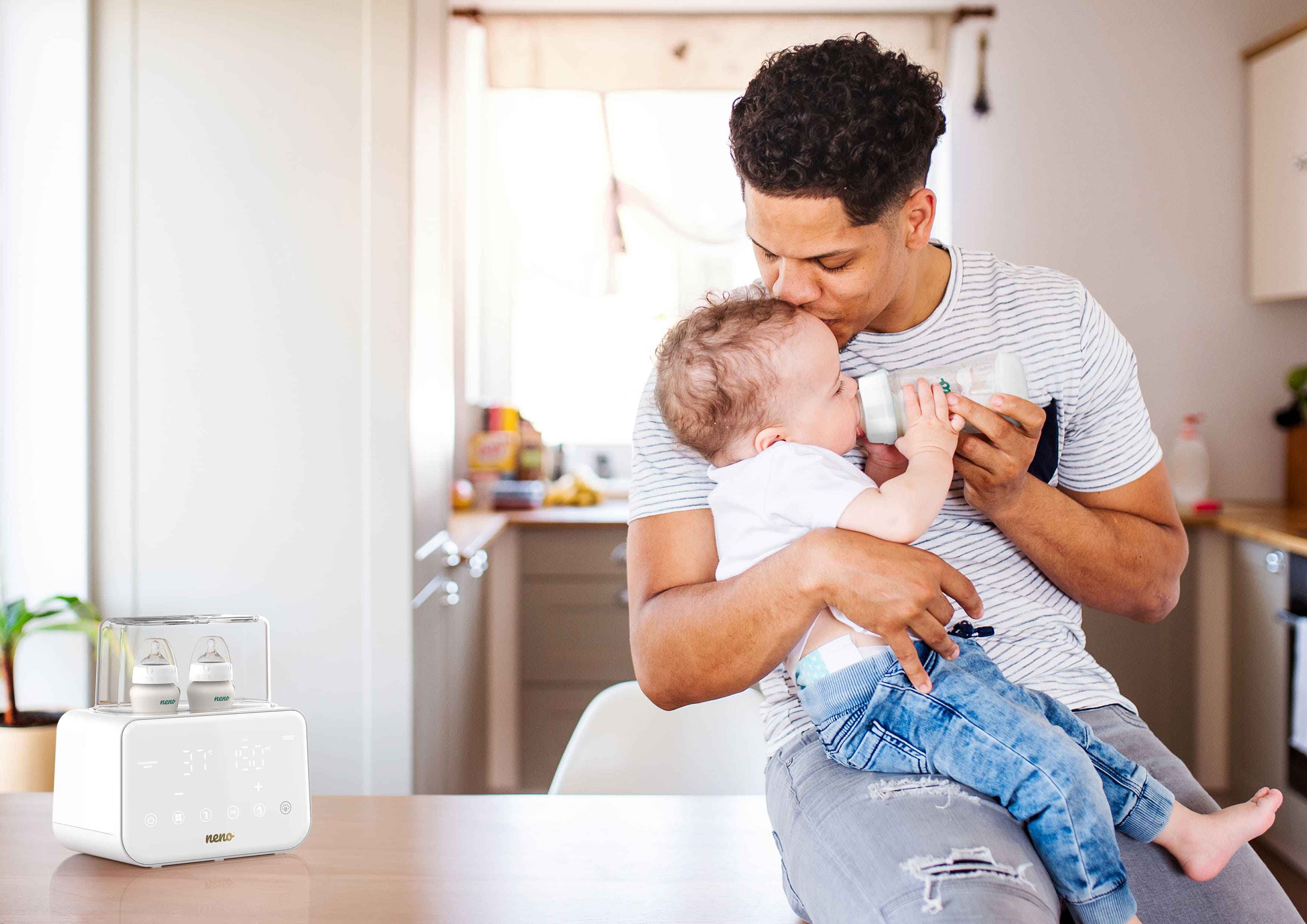 ojciec całuje dziecko i karmi